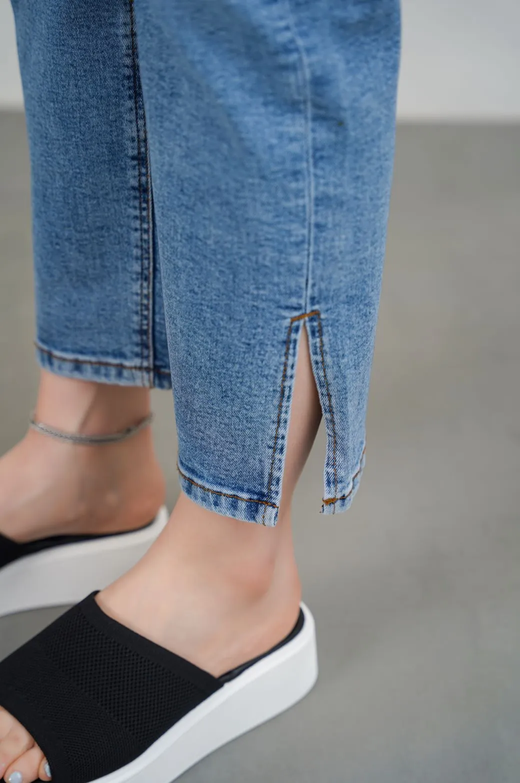 ANKLE CROPPED SLIM JEANS