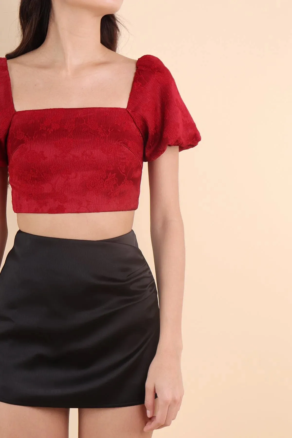 BLOSSOM EMBOSSED PUFF SLEEVE TOP IN WINE RED