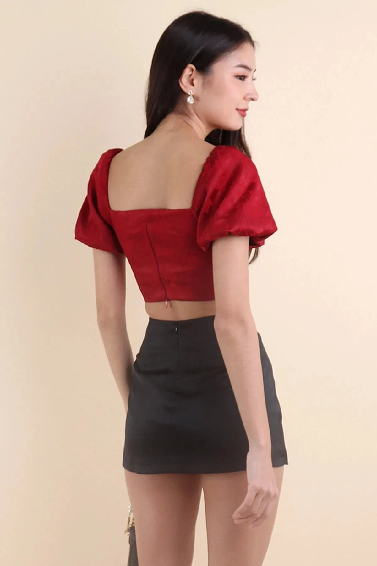 BLOSSOM EMBOSSED PUFF SLEEVE TOP IN WINE RED