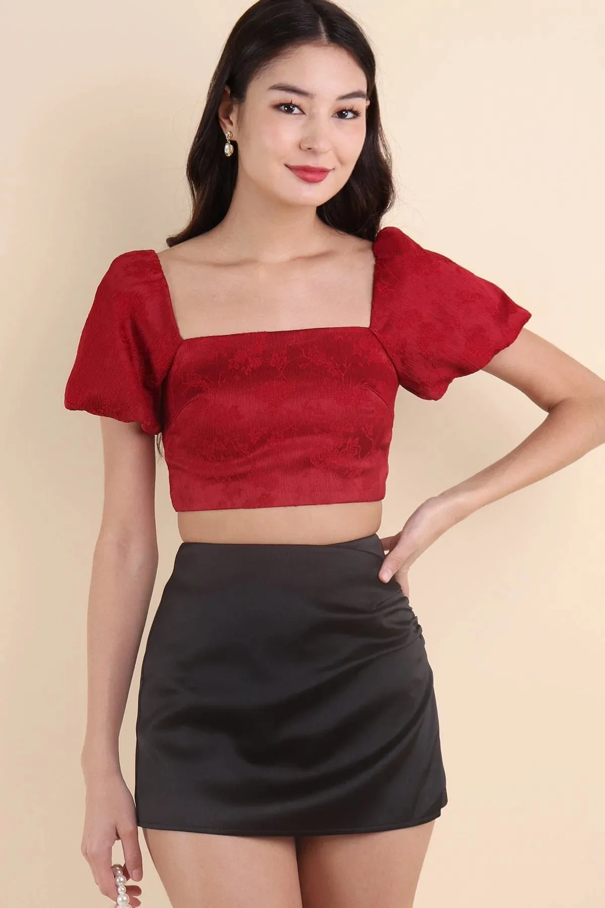 BLOSSOM EMBOSSED PUFF SLEEVE TOP IN WINE RED