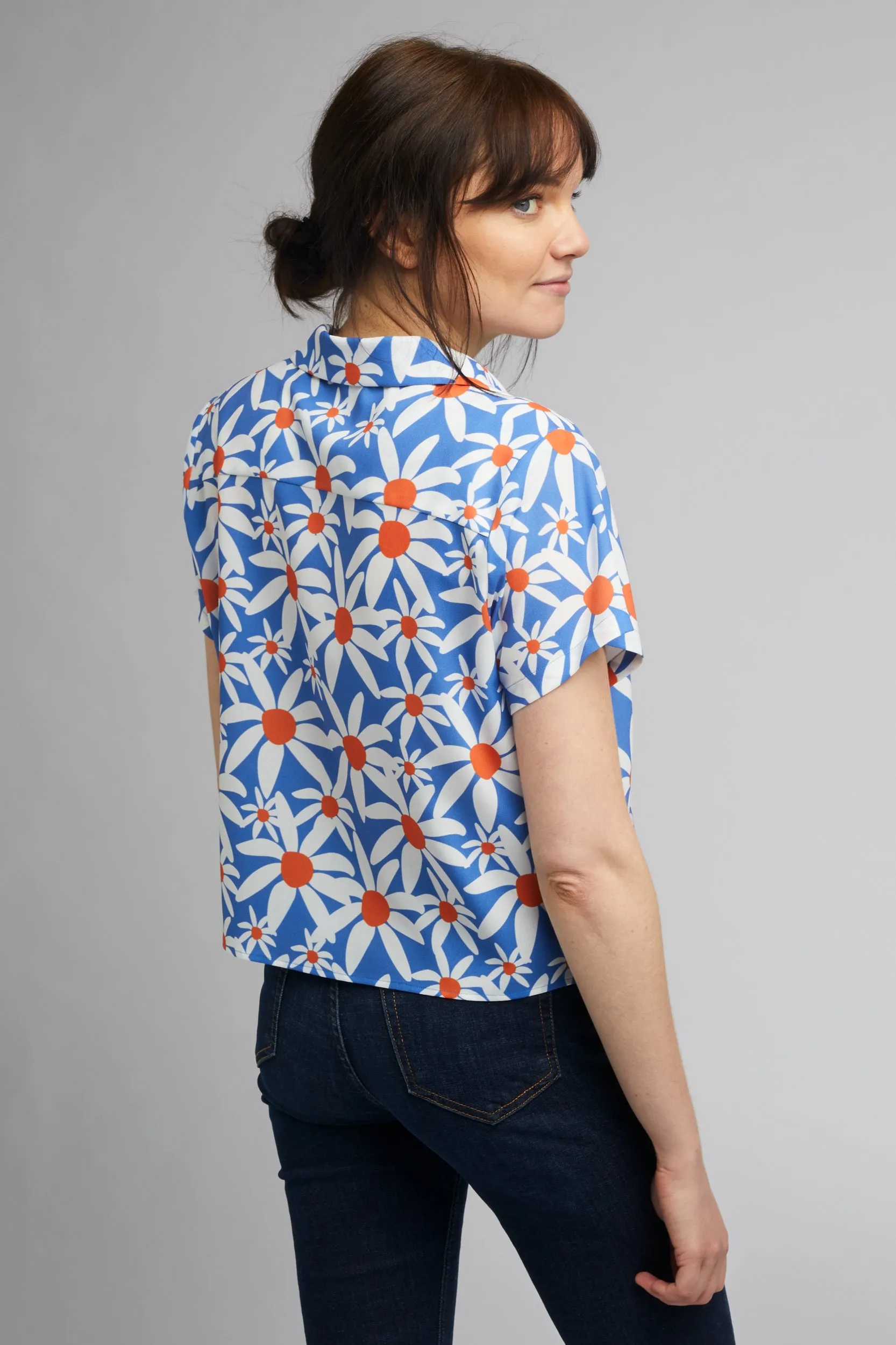 Cropped Cuban Collar Shirt in Daisy Print