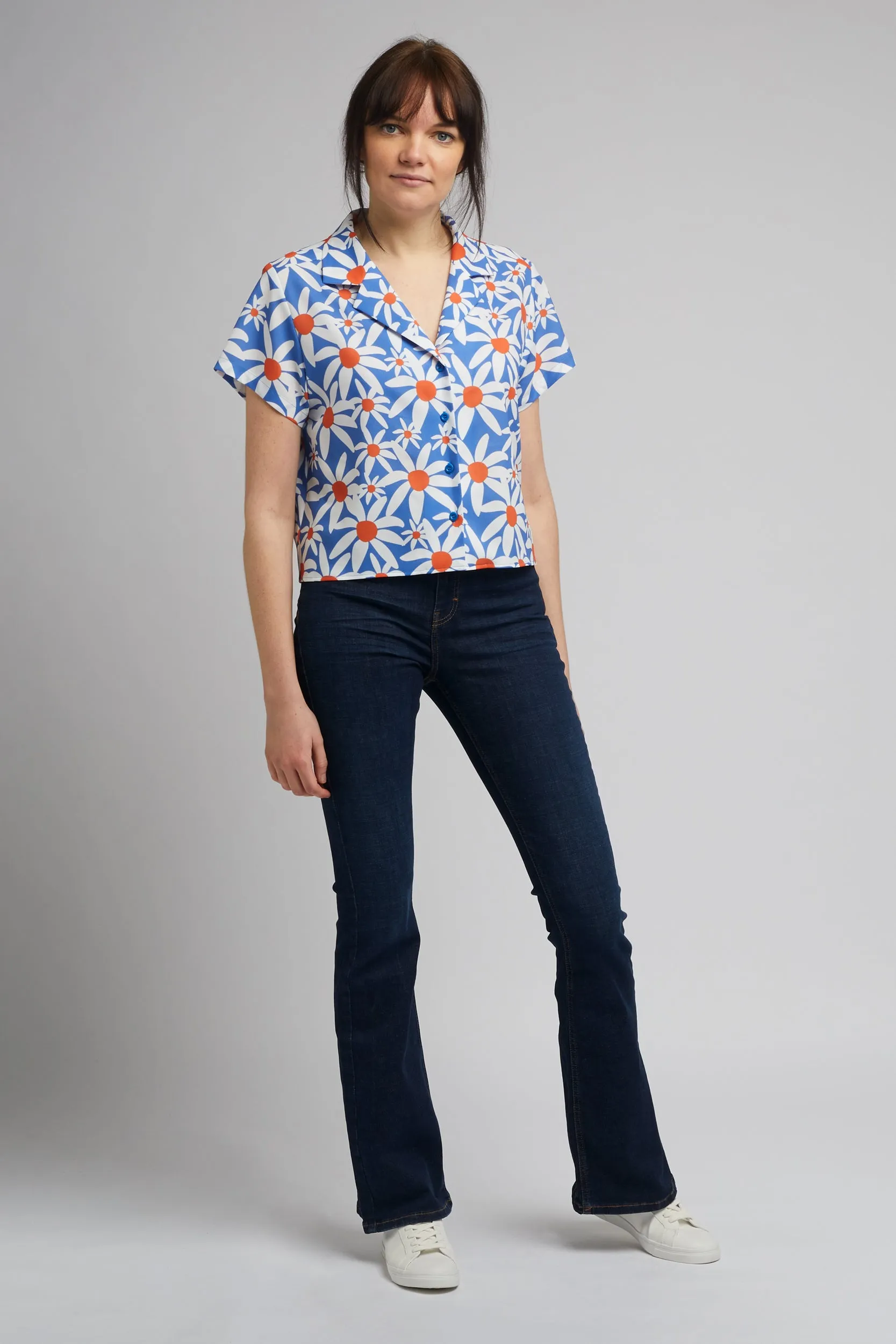 Cropped Cuban Collar Shirt in Daisy Print